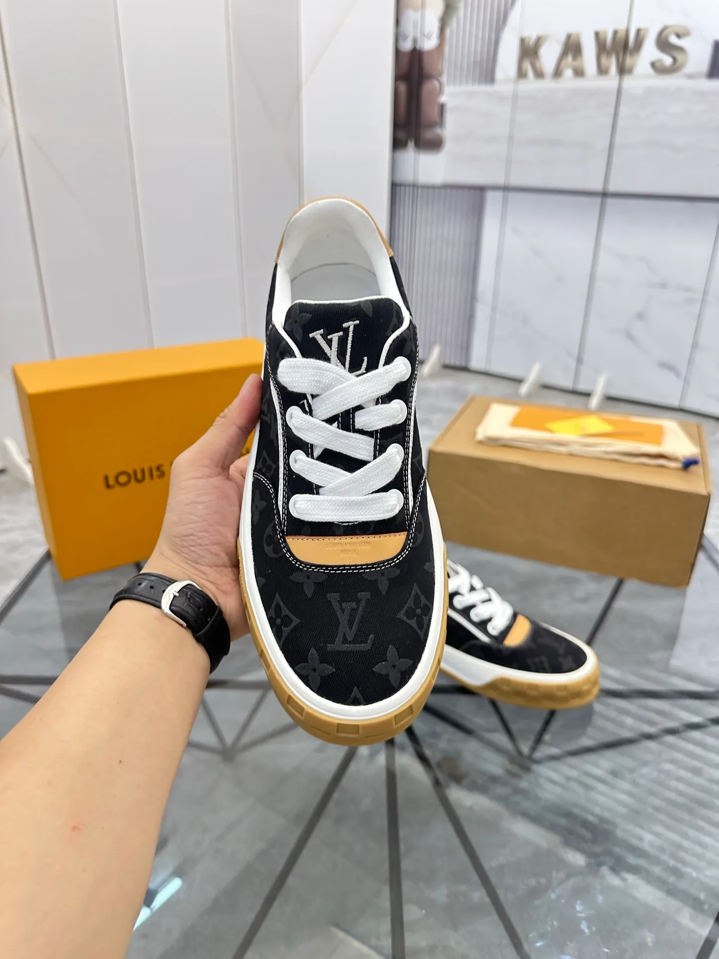 Men's shoes for sale 💰: 💰P660¥ Top quality Comes with airplane case Product trademark: LV* "Louis Vuitton*" low-top casual shoes Regular size: 35-44 (can be customized to 45) Couple style Product materials: imported nubuck leather upper, sheepskin lining, original outsole. Number: 819